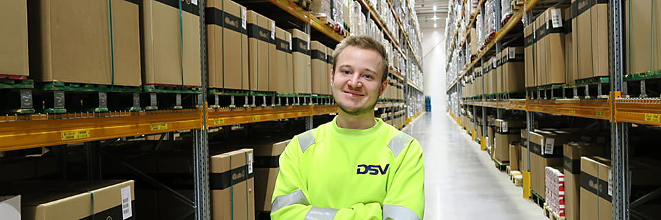 Team Leader Simo Nyyssönen työskentelee DSV:n varastolla Vantaalla.